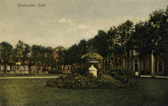15980 Gezicht op het Broederplein en plantsoen met bloemenvaas te Zeist uit het zuidwesten; met op de achtergrond de ...